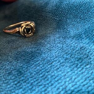 14k gold rose pedal ring with a tiny emerald stone Vintage